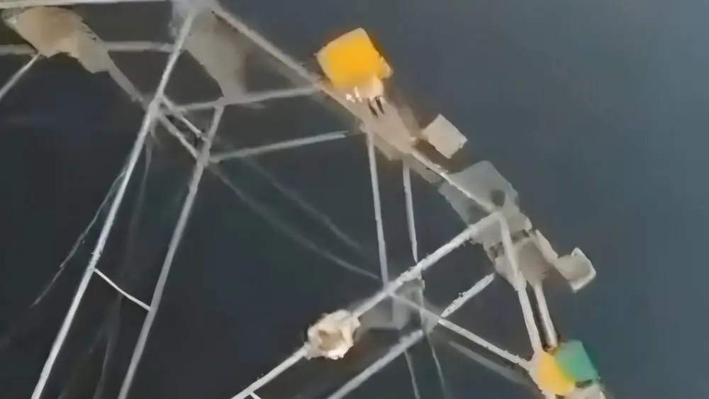 Homem fica pendurado em roda-gigante; veja o vídeo