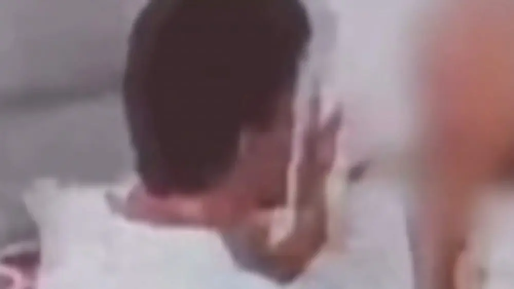 Vídeo flagra filho agredindo mãe idosa dentro de hospital
