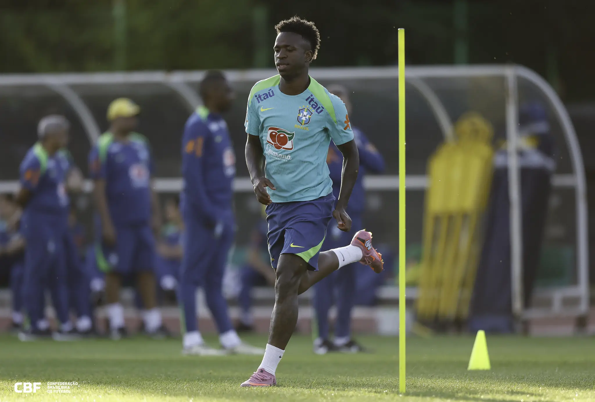 Affair de Vini Jr em meio a romance com Virginia é alvo de piadas após uso do termo (Foto: @rafaelribeirorio / CBF)