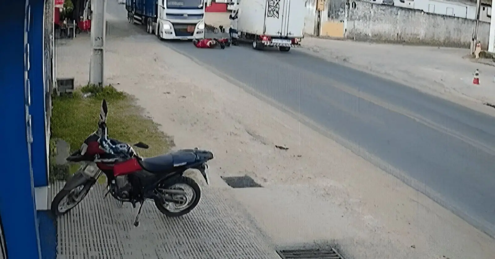 Carreta freia em cima da hora e motociclistas escapam por um triz de atropelamento (Foto: Reprodução/TV Santa Cruz)