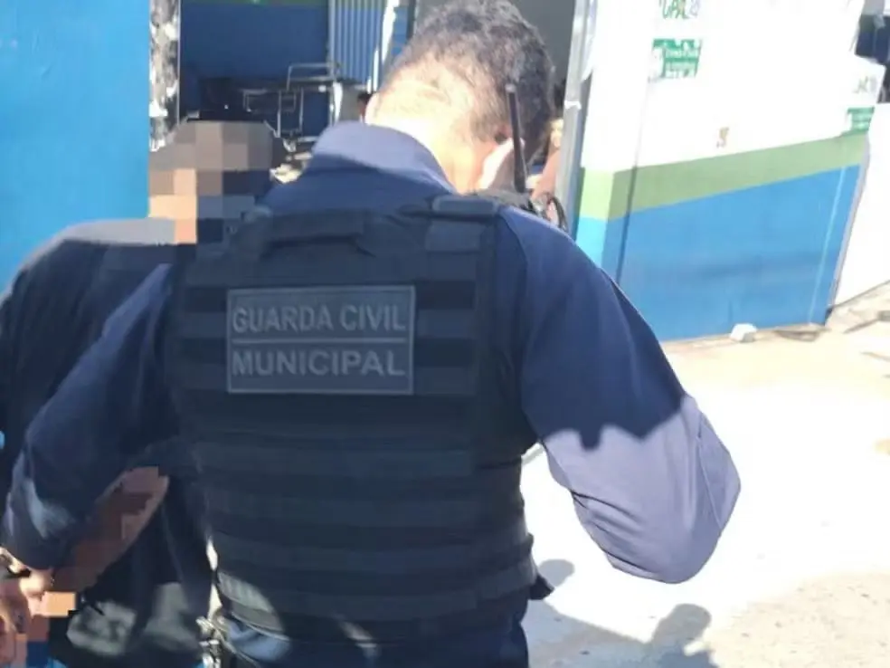 Saiu do armário? Criminoso é encontrado escondido com comparsa dentro de guarda-roupa (Foto: Divulgação/GCM)