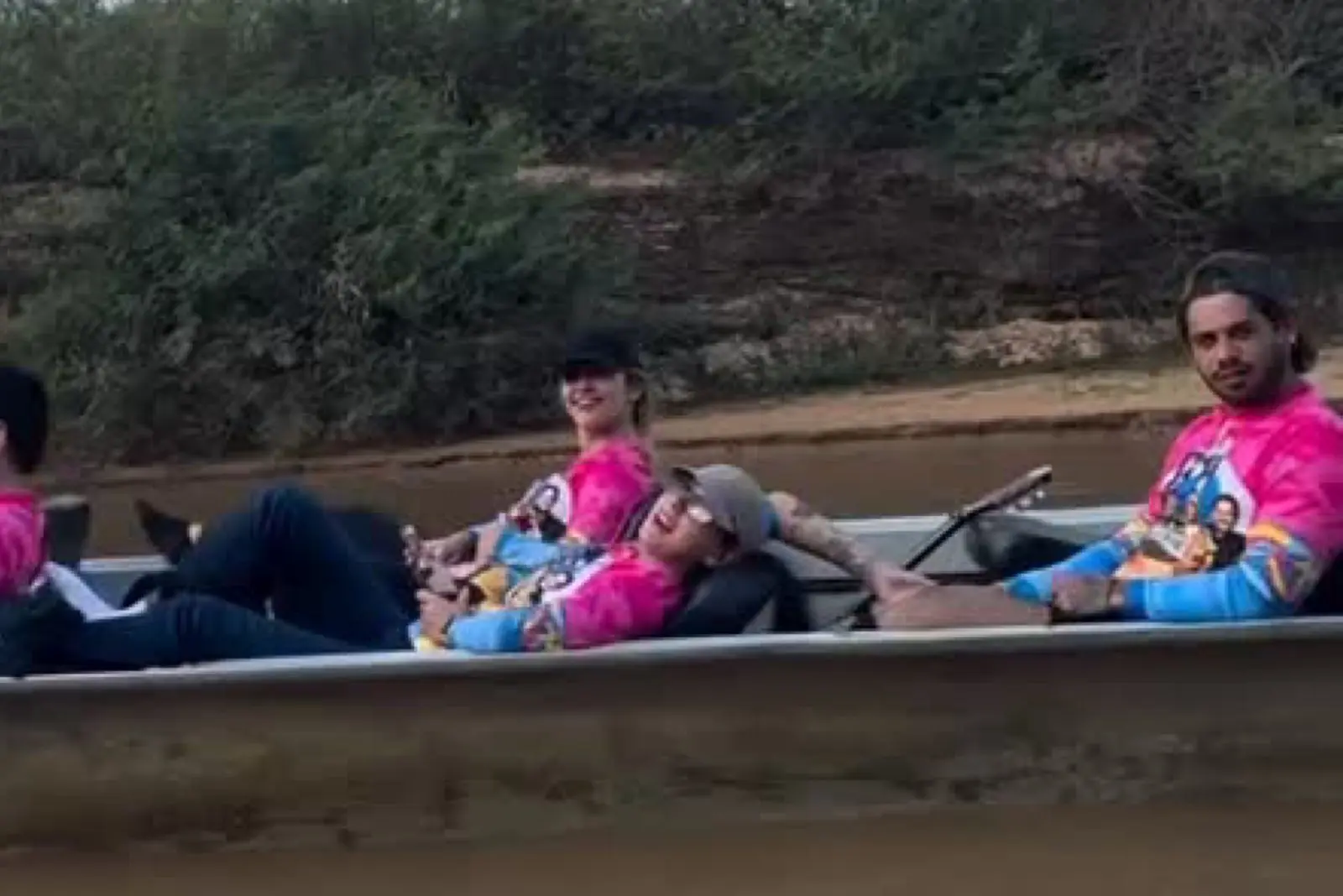 Zé Felipe e Ana Castela em clima de intimidade em passeio de barco || Imagem-Reprodução: Redes Sociais 