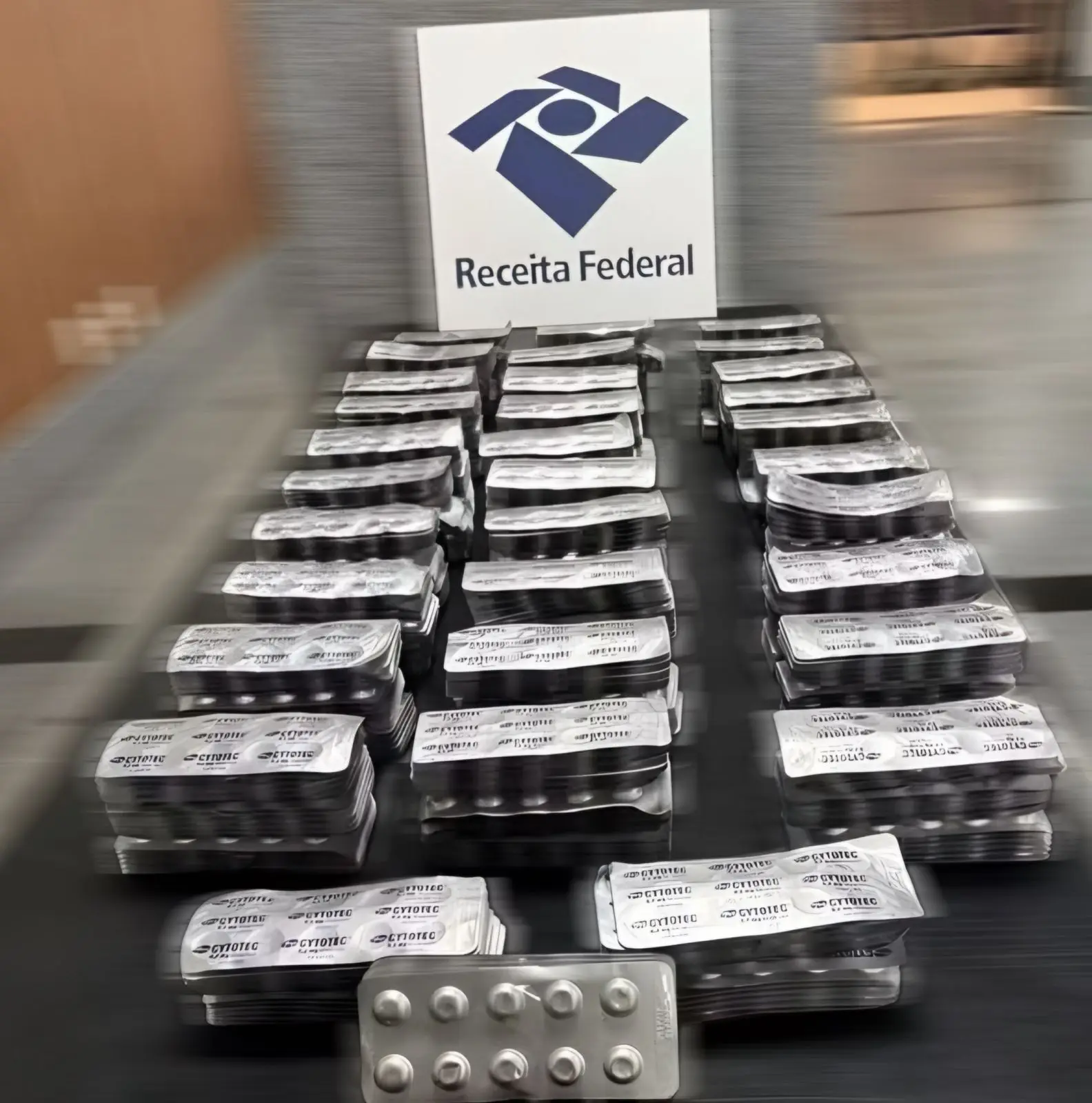 Dez mil comprimidos abortivos são apreendidos com idosa no aeroporto (Divulgação/Receita Federal)