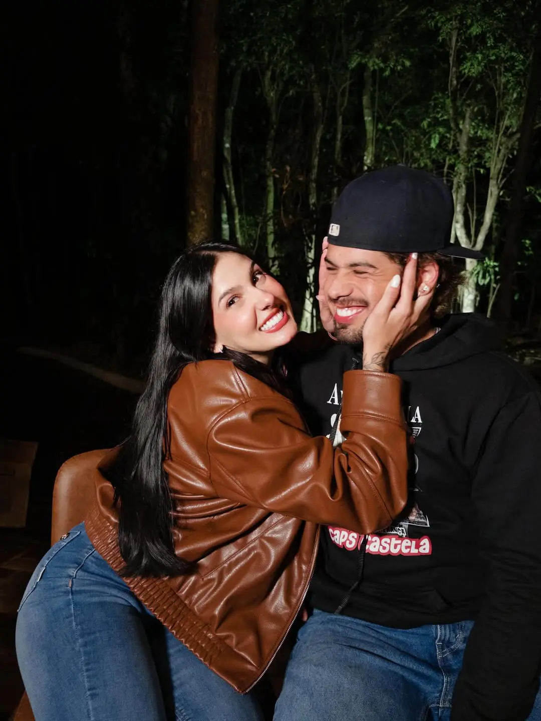 Ana Castela e Zé Felipe posam juntos ao som de 