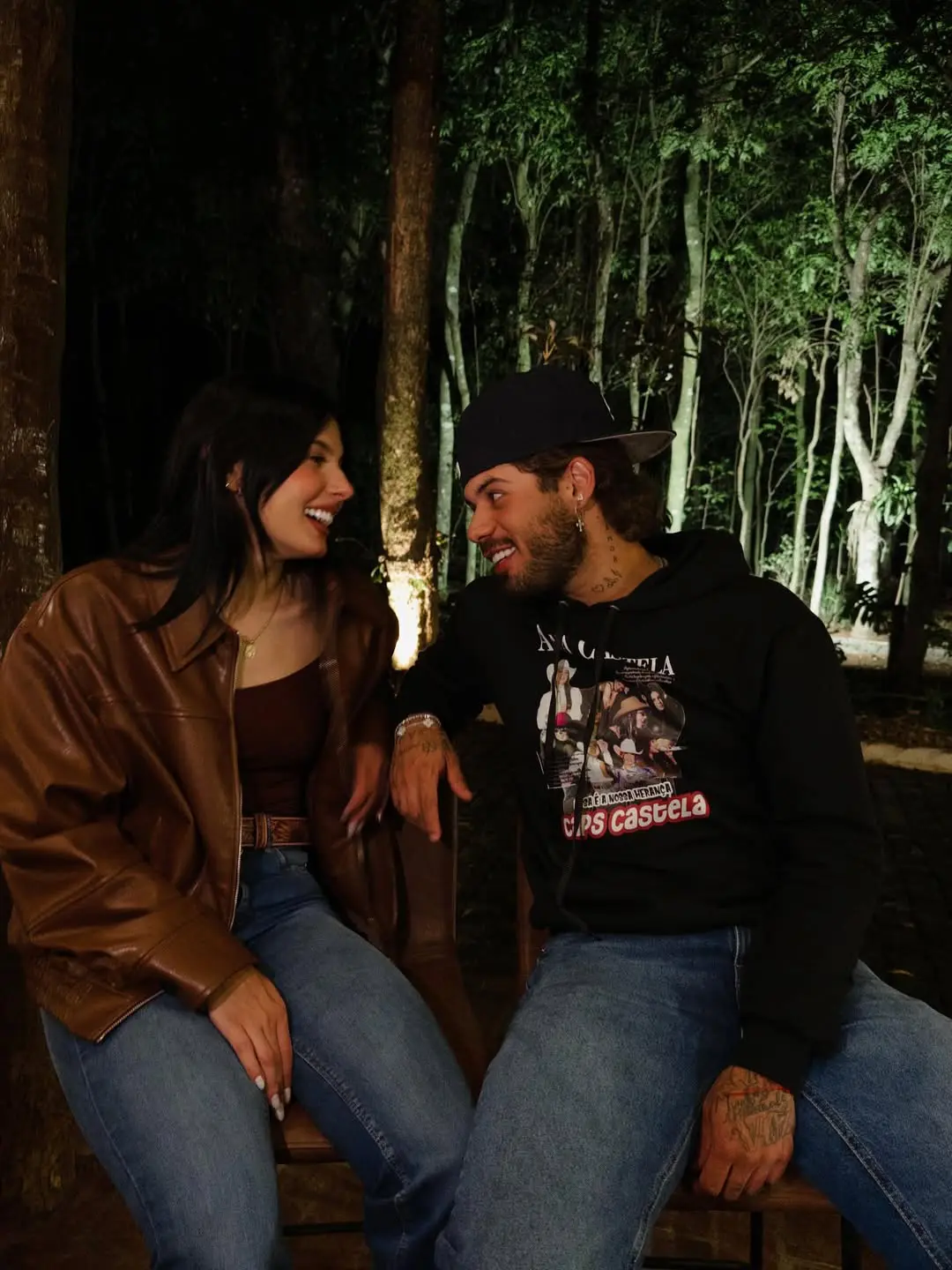 Ana Castela e Zé Felipe posam juntos ao som de 