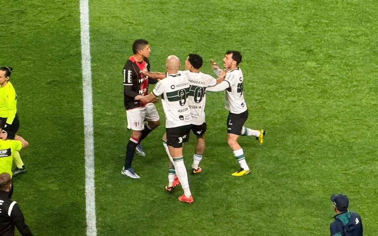 Confusão entre jogadores de Coritiba e Botafogo-SP — Foto: Guto Marchiori & G1