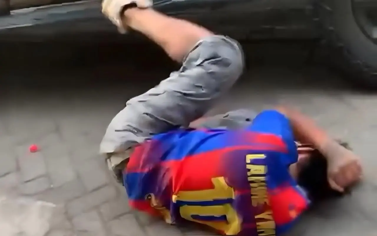 Suspeito de roubar moto é brutalmente agredido por pedestres em via pública (Foto: Reprodução/Redes sociais)