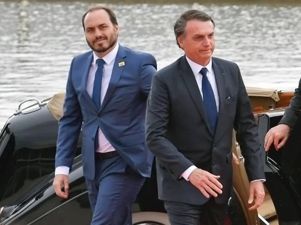 Carlos Bolsonaro e Jair Ministro Alexandre de Moraes indeferiu solicitação da defesa para remarcar a visita de Carlos Bolsonaro ao pai, preso na Superintendência da PF, reforçando que a portaria só prevê acesso às terças e quintas. Foto: Reprodução: Google Imagens.