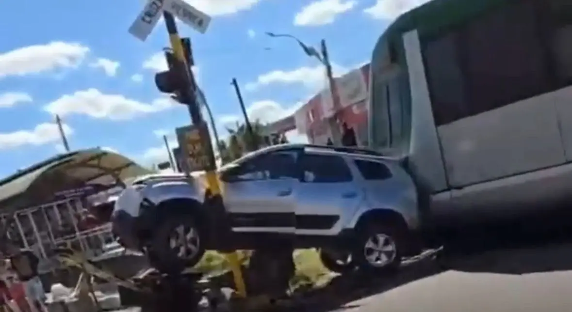 Carro avança sobre trilhos e atinge trem; veja vídeo (Foto: Reprodução/Redes sociais)