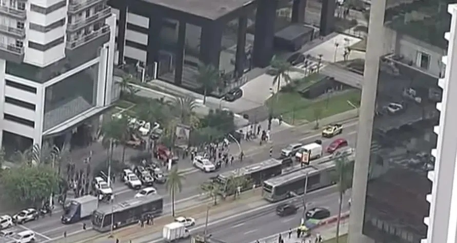 Armados até os dentes e disfarçados de policial, criminosos invadem prédio em São Paulo (Foto: Reprodução/SBT)