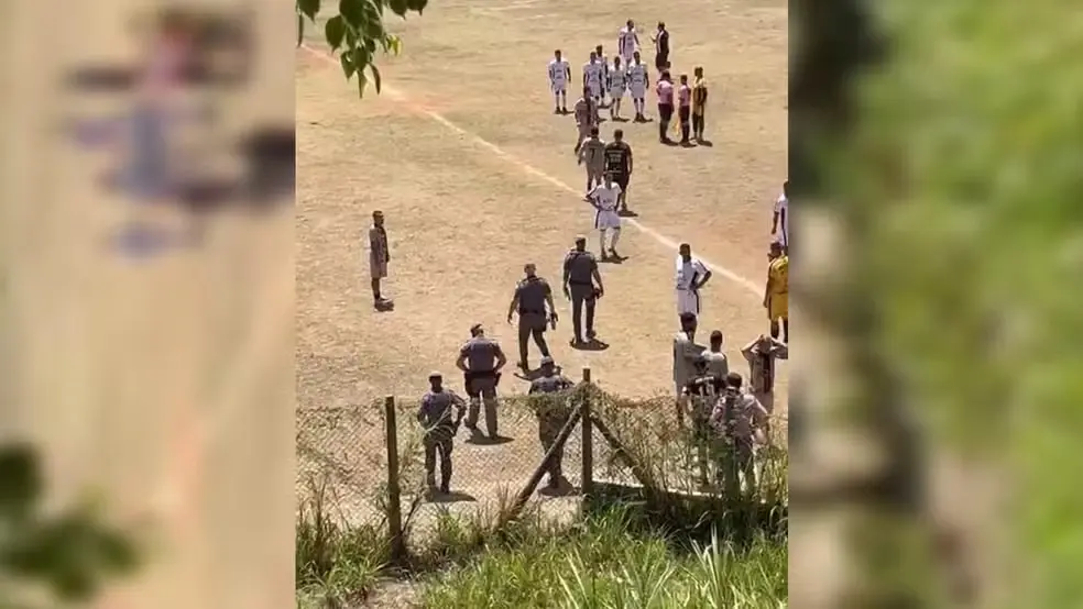 Jogador foi preso durante a partida — Foto: Reprodução/Gazeta de Votorantim