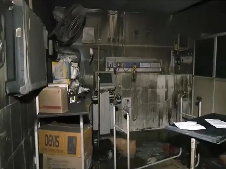 Oito pacientes morreram durante incêndio em hospital (Foto: India Today)