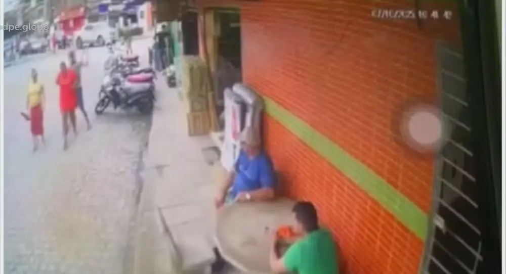 Mulher é esfaqueada em plena luz do dia em tentativa de feminicídio; veja vídeo  (Foto: TV Globo)