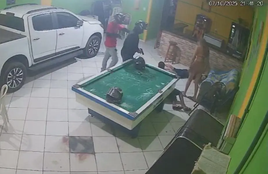 Veja momento em que amigos são executados em bar (Foto: Câmeras de segurança)