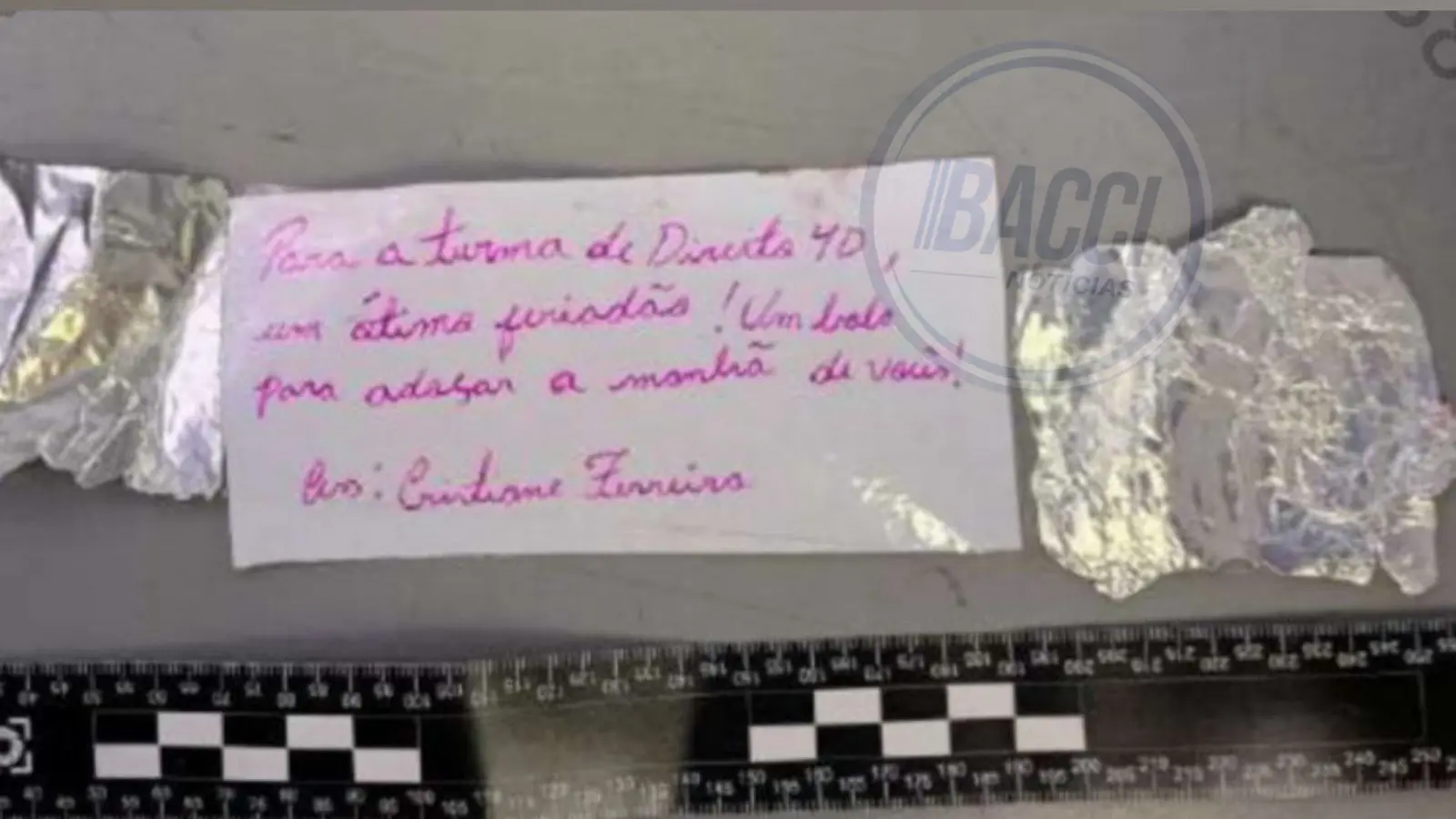 Serial killer mandou bolo envenenado para colega da faculdade com bilhete macabro (Foto: BacciNotícias)