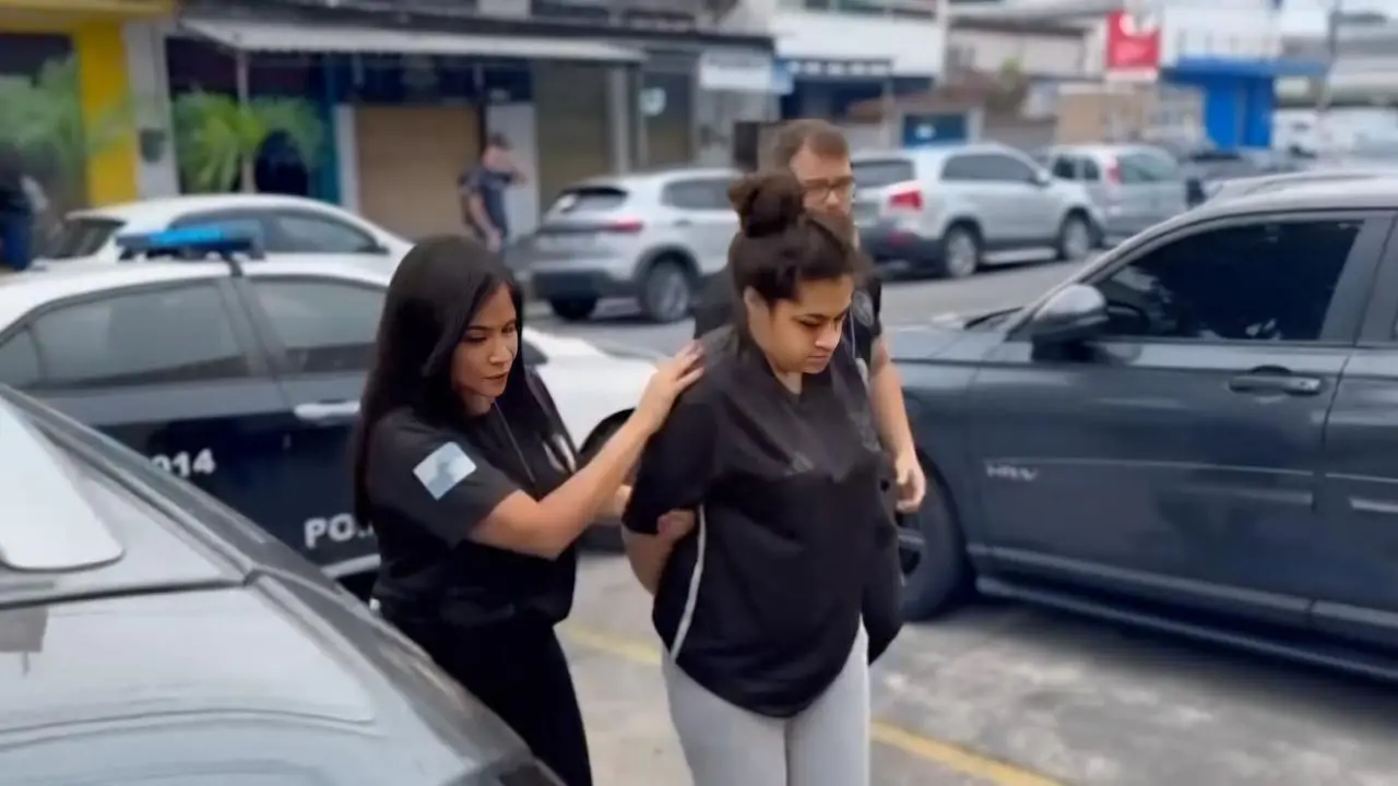 Mulher presa no RJ após jogar recém-nascido no lixo || Reprodução: Record TV-R7
