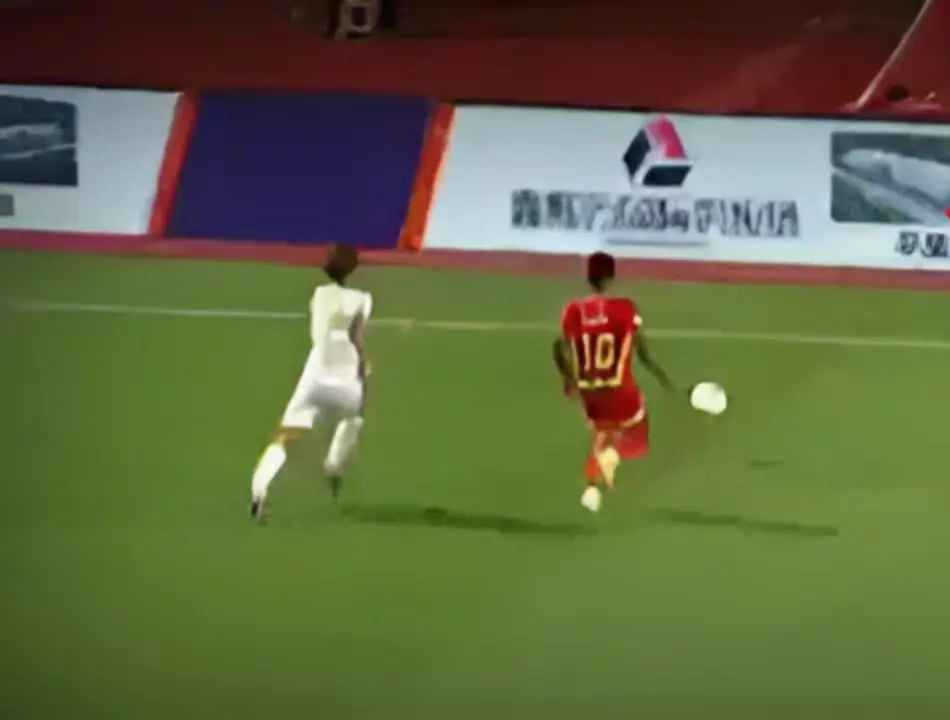 Jogador quebra o pescoço após empurrão em campo; vídeo