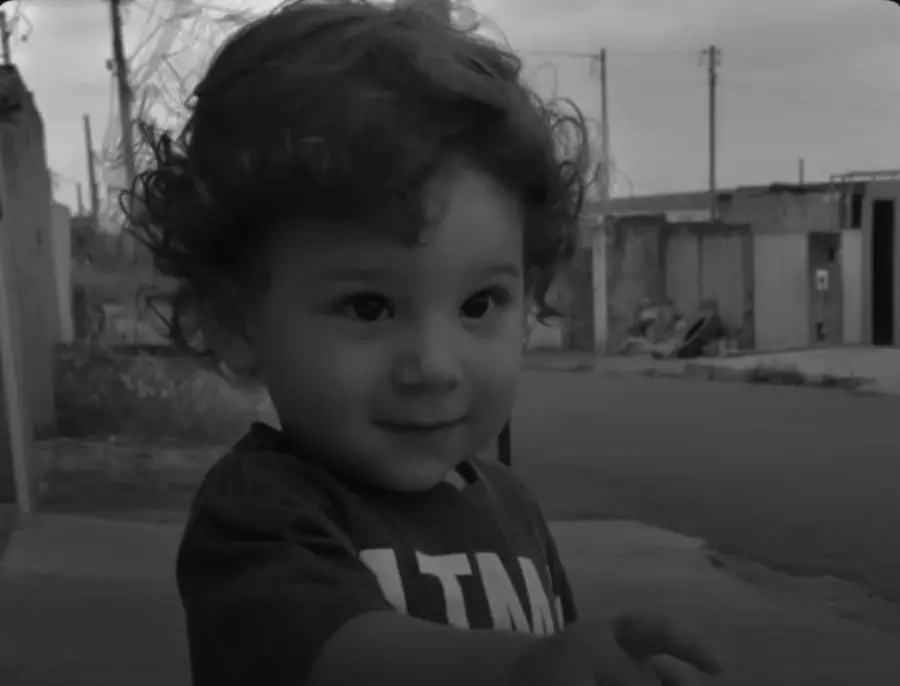 Bebê acorda, vai sozinho até a piscina de casa e morre afogado (Foto: Reprodução/Redes Sociais)