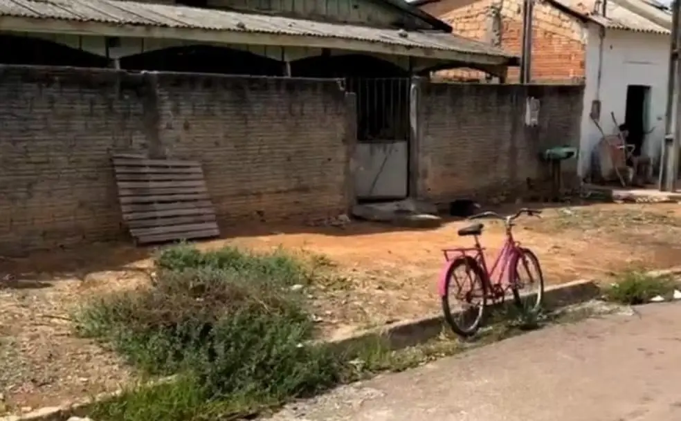Idosa é encontrada morta nua em casa após noite de bebedeira (Foto: Reprodução)