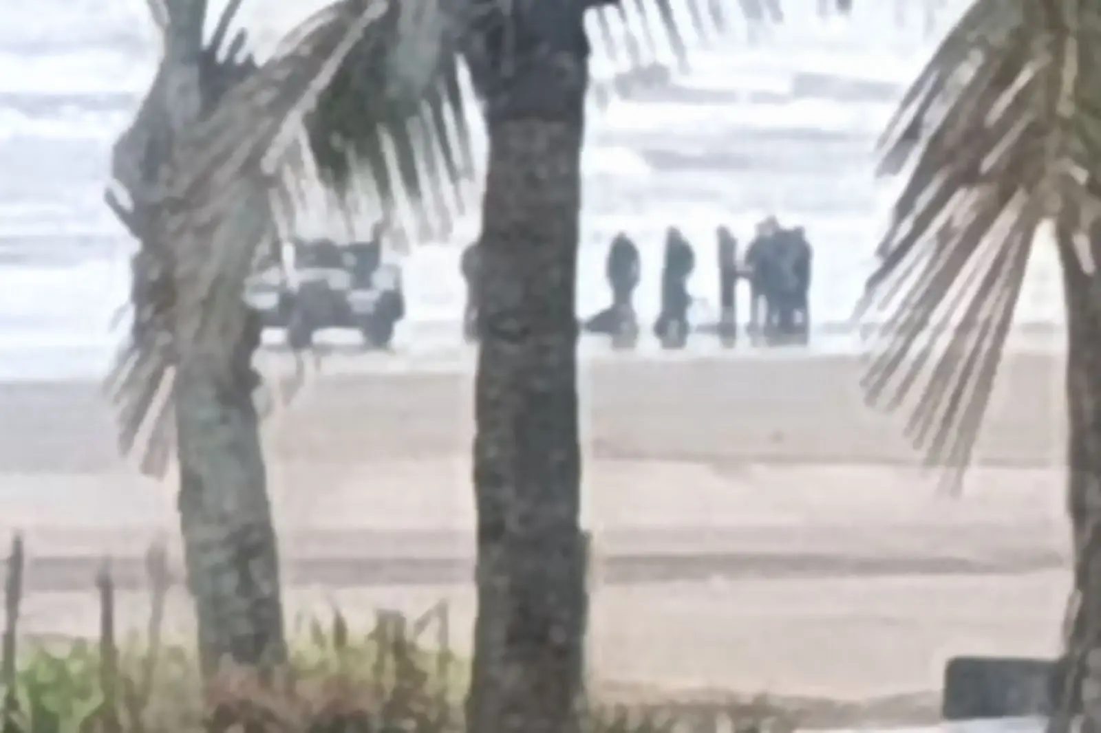 'Era de brinquedo': homem é baleado após apontar arma falsa para guardas em praia lotada (Foto: Redes sociais)
