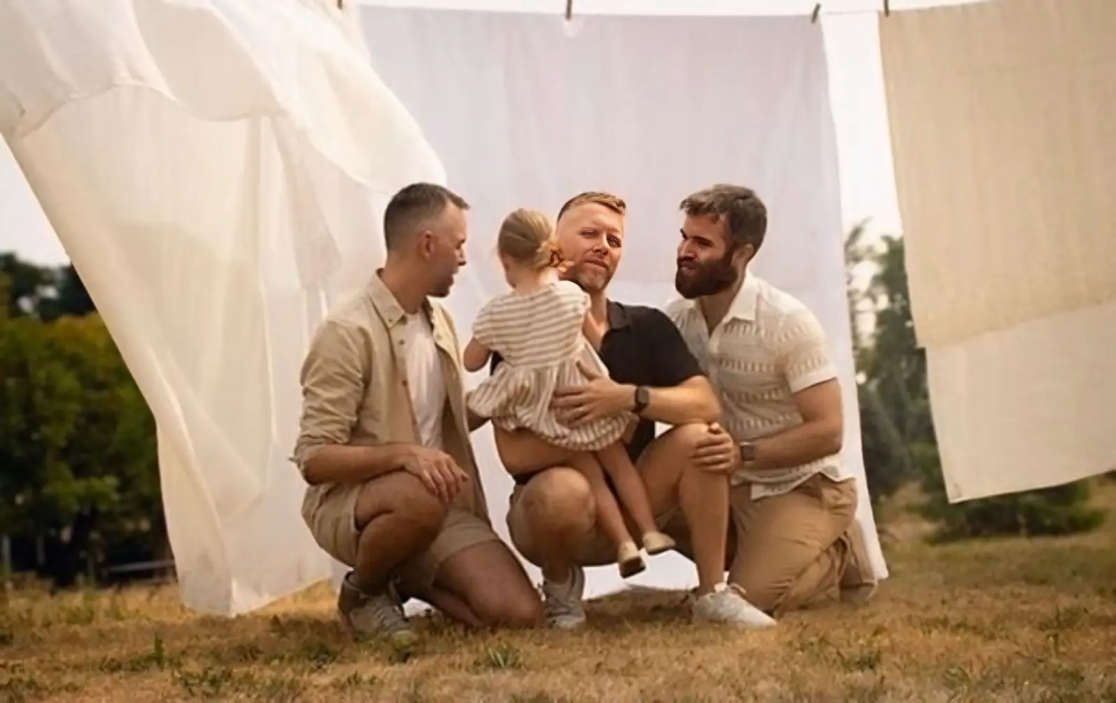 Trisal gay luta para ter os três nomes reconhecidos na certidão da filha (Foto: Reprodução/Redes sociais)