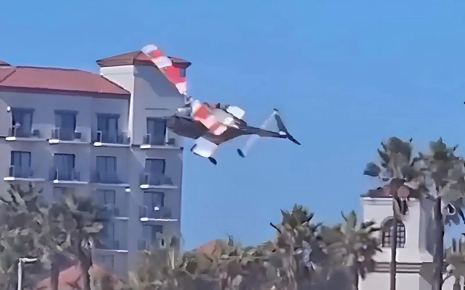 Helicóptero despenca em praia lotada e fere cinco pessoas (Foto: Reproduçã/Redes sociais)