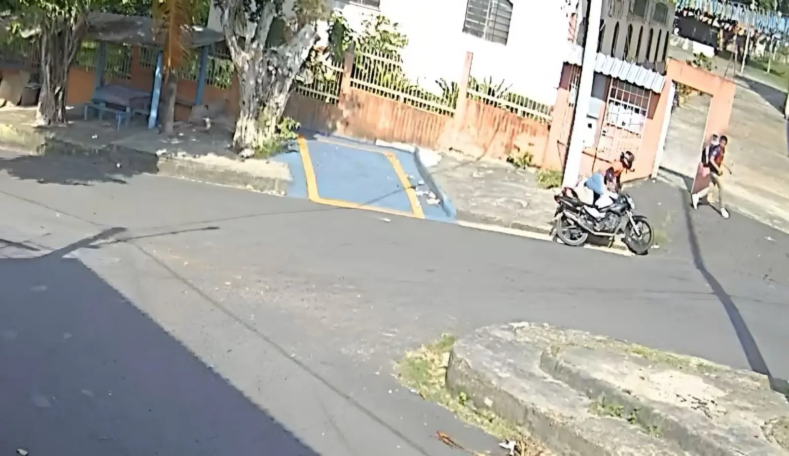 Criminoso ataca jovem com martelo durante assalto em igreja (Foto: Reprodução)