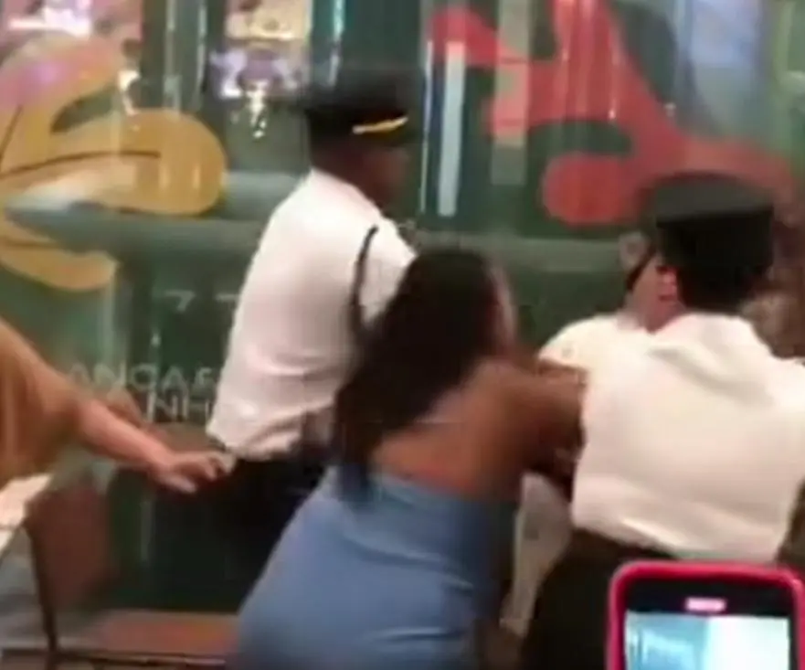 Mulheres saem no soco e causam confusão em shopping (Foto: Reprodução/Redes Sociais)