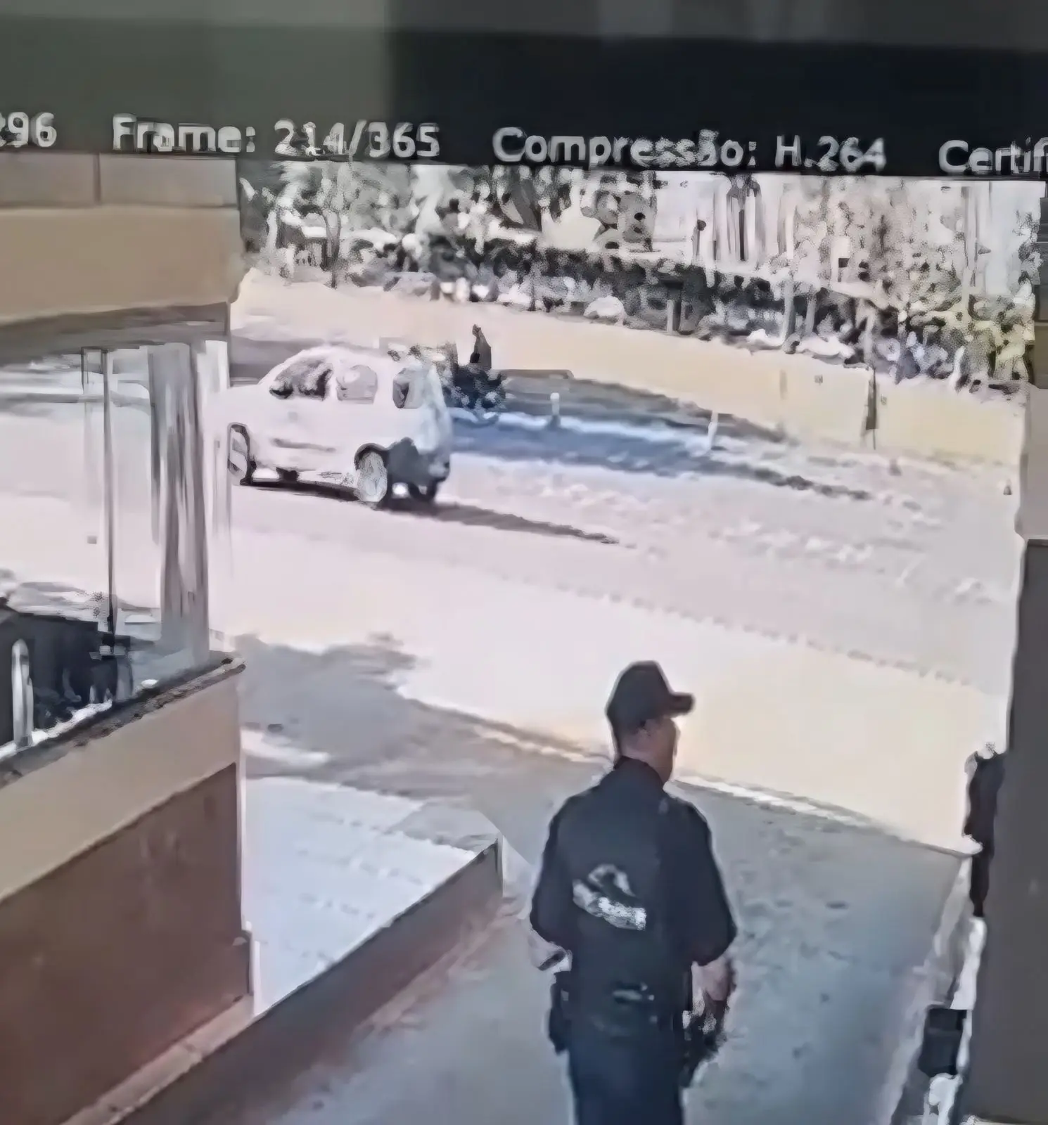 Vigilante impede tragédia ao parar carro desgovernado com as mãos. Veja vídeo (Foto: Reprodução/Redes sociais)