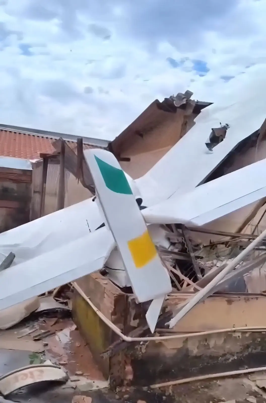 Avião de pequeno porte cai sobre casas e gera destruição (Foto: Reprodução/Redes sociais)
