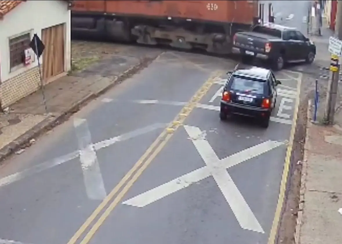 Motorista ignora sinal da linha férrea e é atingido por trem de carga (Foto: Reprodução/Redes sociais)