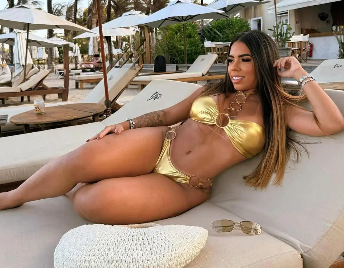 Veja o momento em que ex vai para cima de influenciadora com banco de madeira (Foto: Reprodução/Redes Sociais)