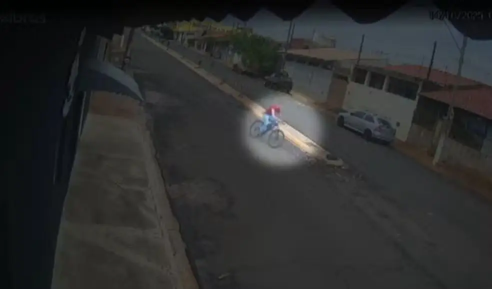 De bicicleta, delegado persegue traficante em fuga (Foto: Divulgação)