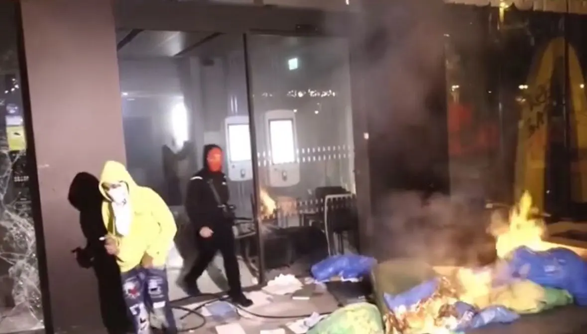 Protesto acaba em confusão e redes de fast food são atacadas (Foto: Reprodução/Redes sociais)