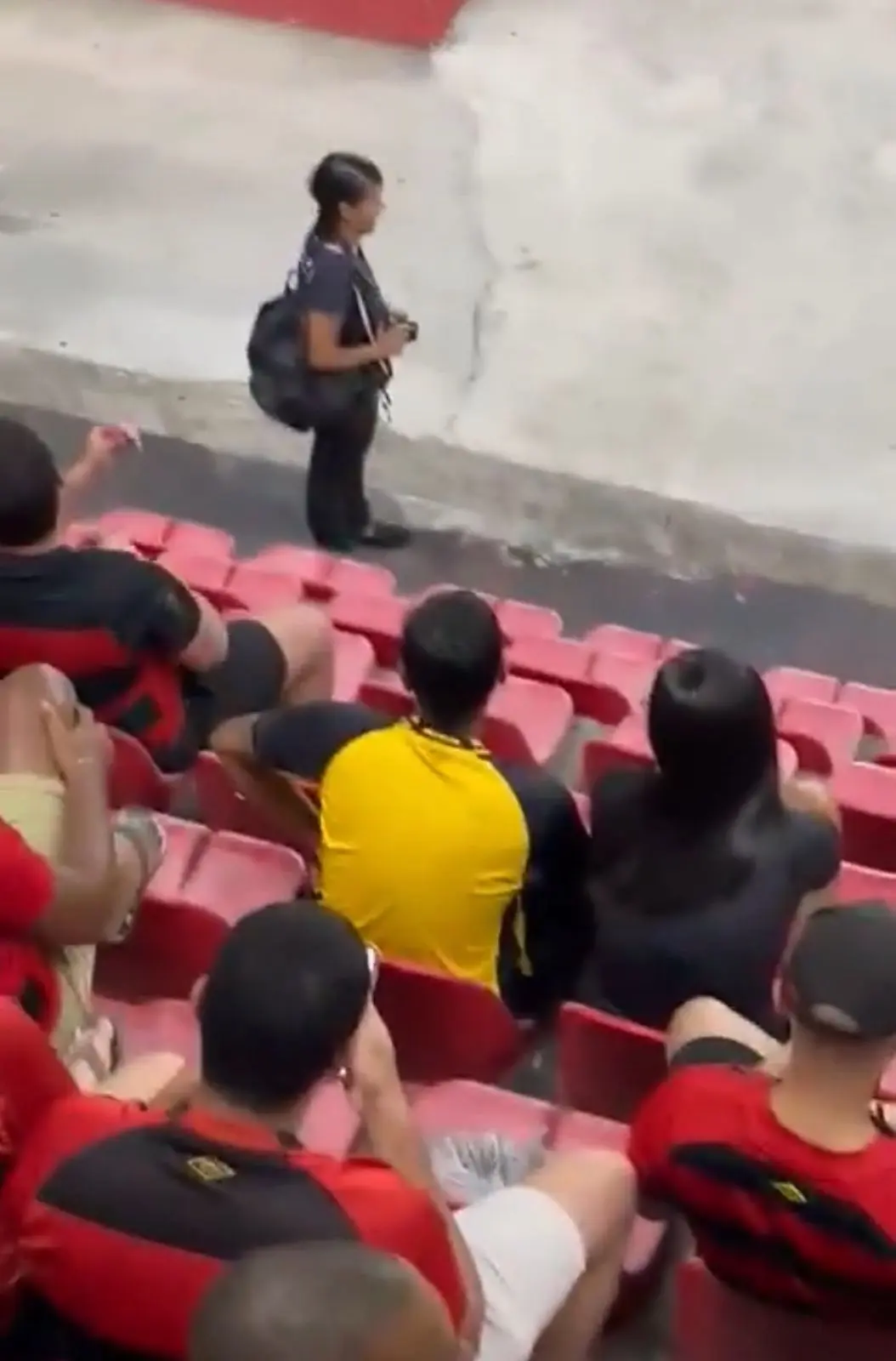 Mulher pega marido traindo em jogo de futebol e dá vingança surpreendente (Foto: Reprodução/Redes sociais)