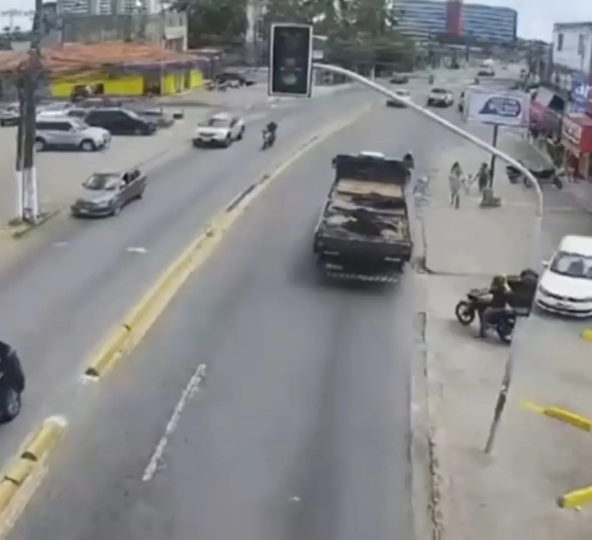 Ciclista é atropelado por caminhão e motorista foge. Veja vídeo do acidente (Foto: Reprodução/Redes sociais)