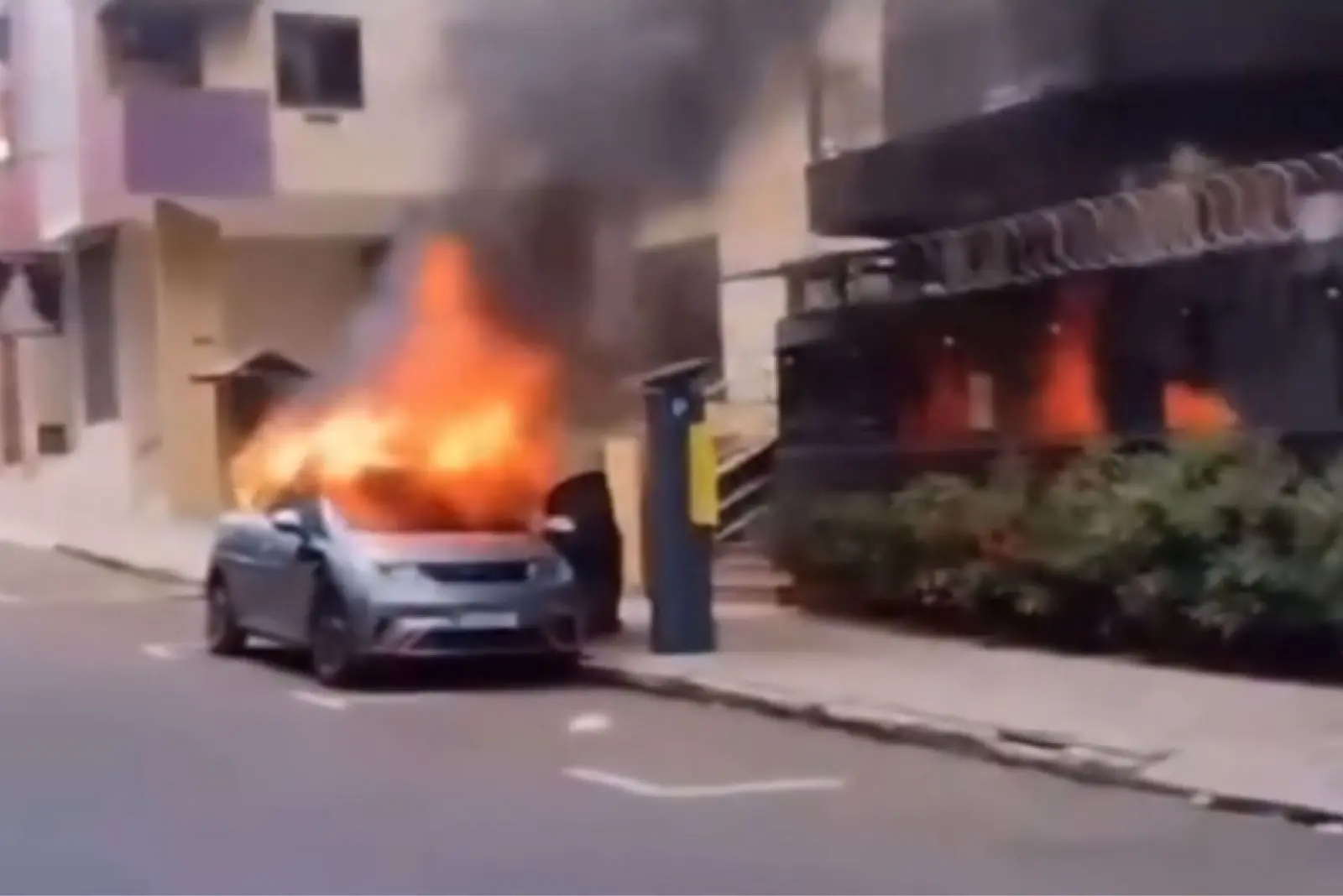 Carro elétrico pega fogo em Santa Maria, RS || Reprodução: Redes Sociais 