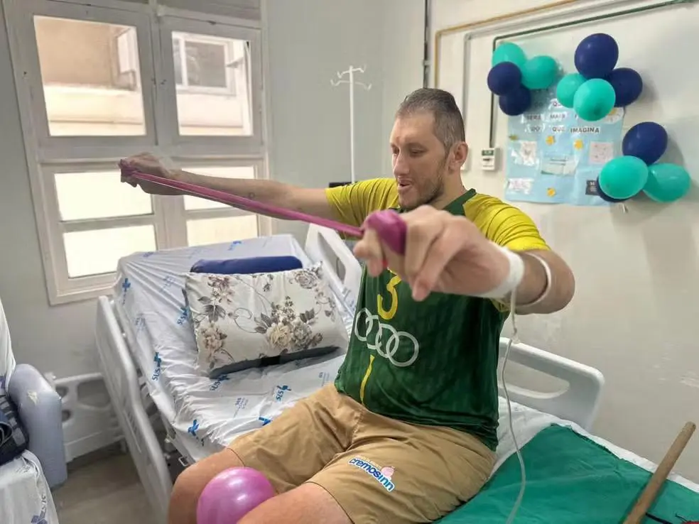 Ninão durante fisioterapia após cirurgia de amputação da perna em hospital de Campina Grande (Foto: Divulgação/Hospital das Clínicas)