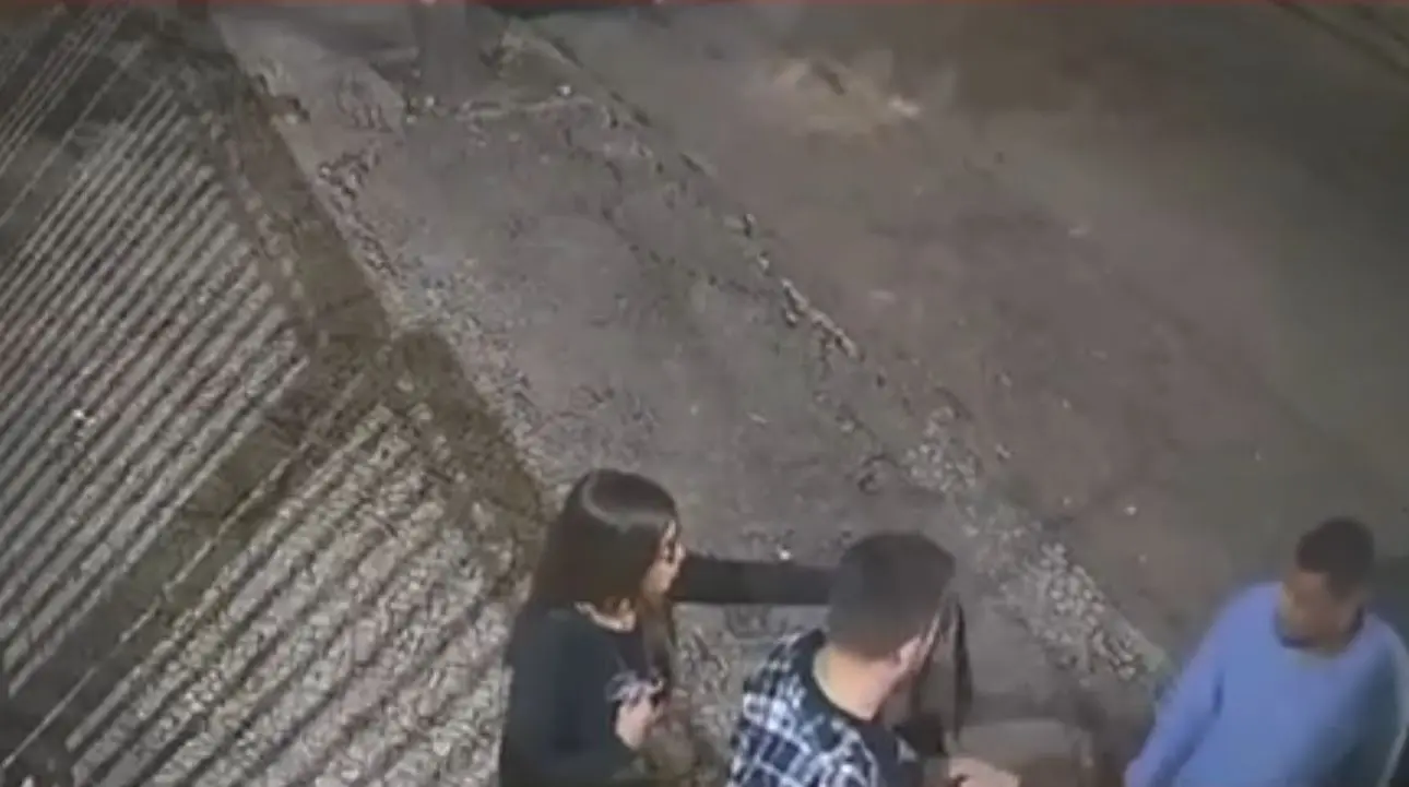 “Bem vestido”, ladrão é preso com tornozeleira eletrônica; veja vídeo