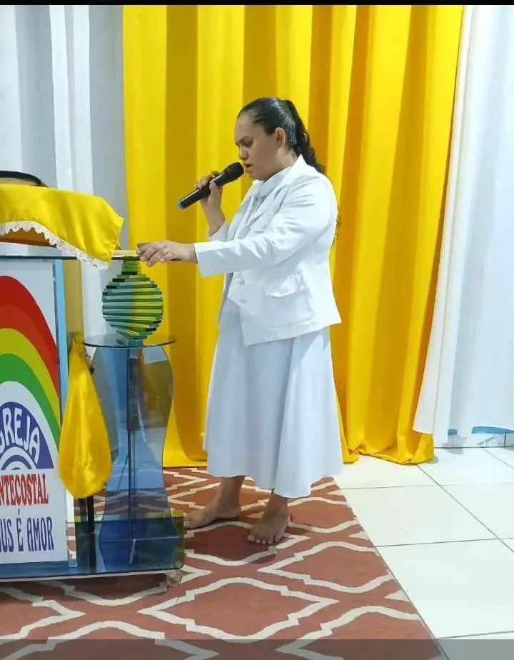 Pastora morta pelo filho, executado pelo 'tribunal do crime', orava pela mudança do jovem