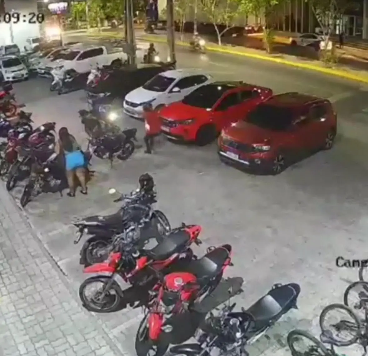 Imagens mostram quando aluno de academia é executado a tiros ao sair do local  (Foto: Reprodução/Redes sociais)