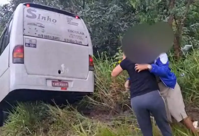 Ônibus com estudantes despenca em barranco e imagens impressionam. (Foto: Reprodução/Redes sociais)