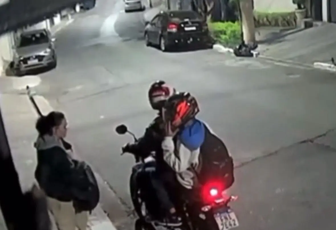 Ladrão tenta assaltar jovem mas desiste quando percebe que celular antigo (Foto: Record)