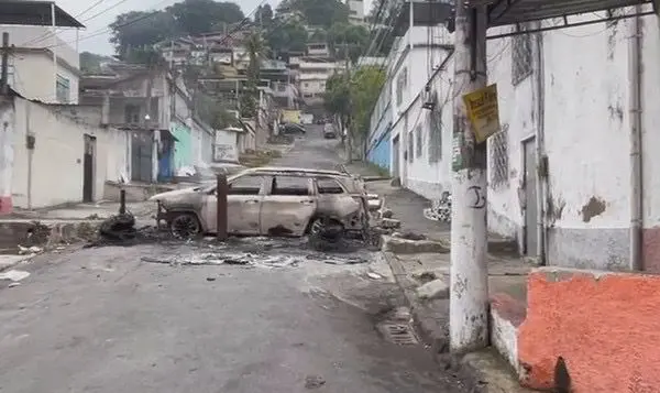 Barricadas em chamas durante a Operação Contenção, no Rio. Foto: Reprodução.