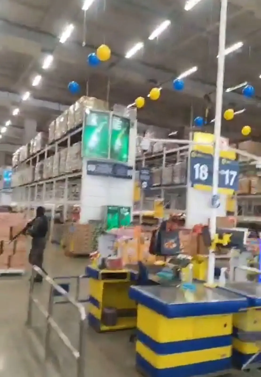 'Só vim comprar pó de café', diz morador preso em supermercado invadido por traficantes em megaoperação (Foto: Reprodução/Redes sociais)