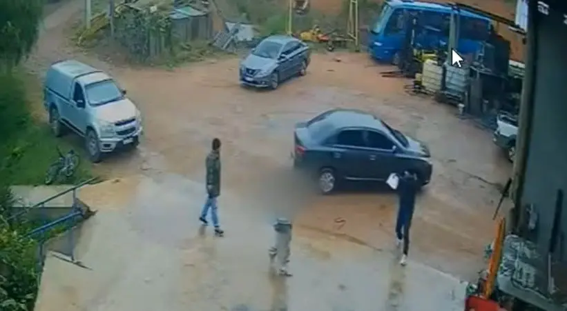 Quadrilha se passa por policiais e rouba arsenal avaliado em quase R$ 1 milhão; veja vídeo (Foto: Reprodução/SBT)