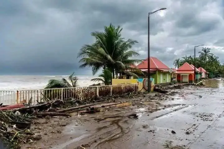 Ruas alagadas marcam o cenário no Haiti após a passagem do furacão Melissa, que deixou ao menos 20 mortos, entre eles dez crianças. Foto: Divulgação.