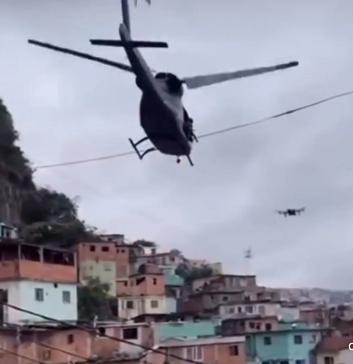 Polícia abate drone do CV com helicóptero durante megaoperação no Rio (Foto: Reprodução/redes sociais)