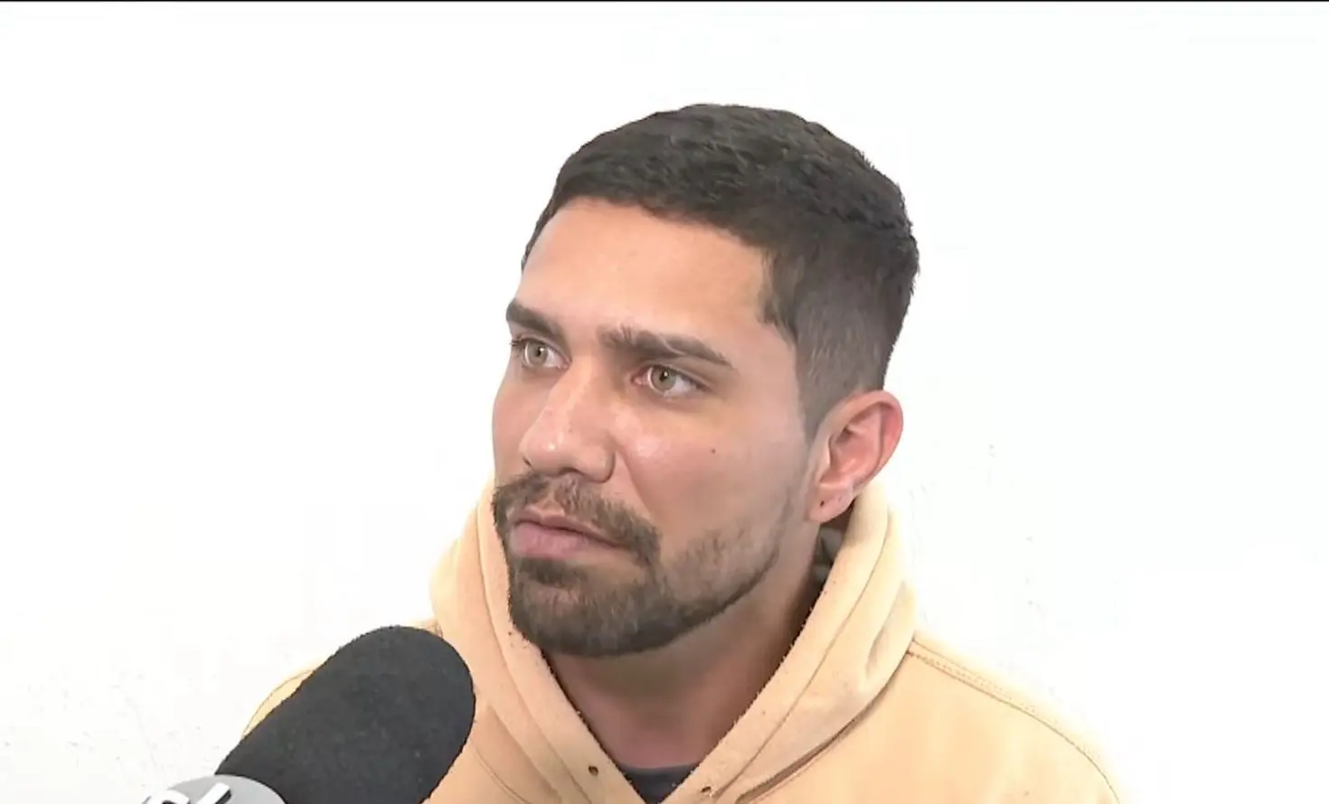 Homem ataca ex na frente dos filhos e alega: ‘Cai em uma emboscada sexual’ (Foto: Reprodução/SBT)