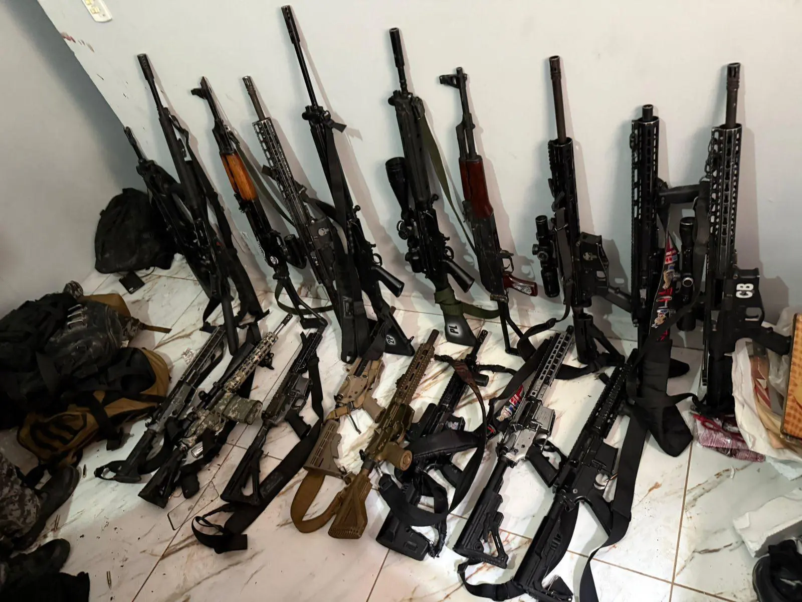  Fuzis apreendidos em megaoperação nesta terça, no Rio- Foto: reprodução/Agência Na Escuta